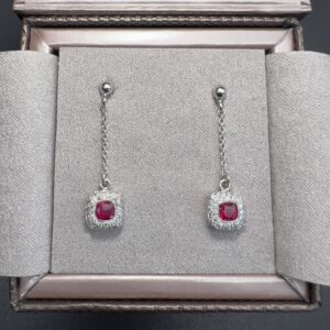 Orecchini pendenti in oro bianco con brillanti e rubini